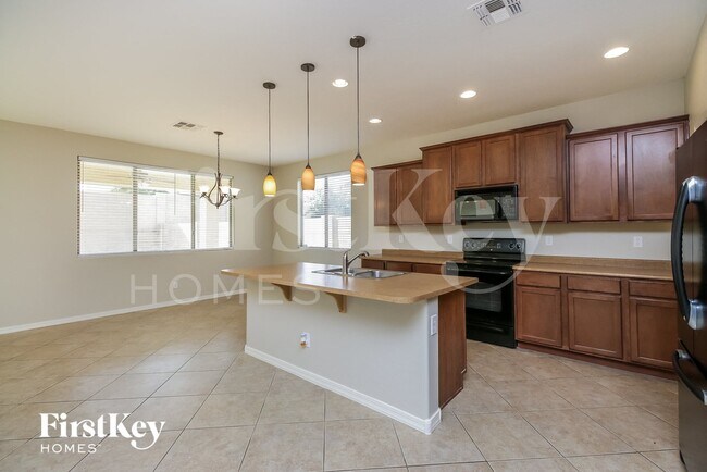 Building Photo - 635 W Desert Hills Dr