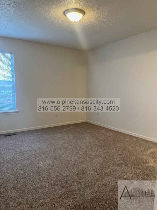 Building Photo - Spacious Gladstone Duplex, Croner Lot, 2 Car Garage!