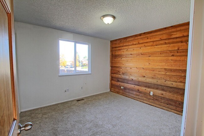 Building Photo - 3 bed 1 and 3/4 bath ranch home