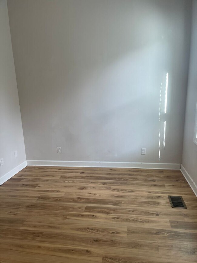 Building Photo - Newly Renovated 2B Apartment just Blocks f...