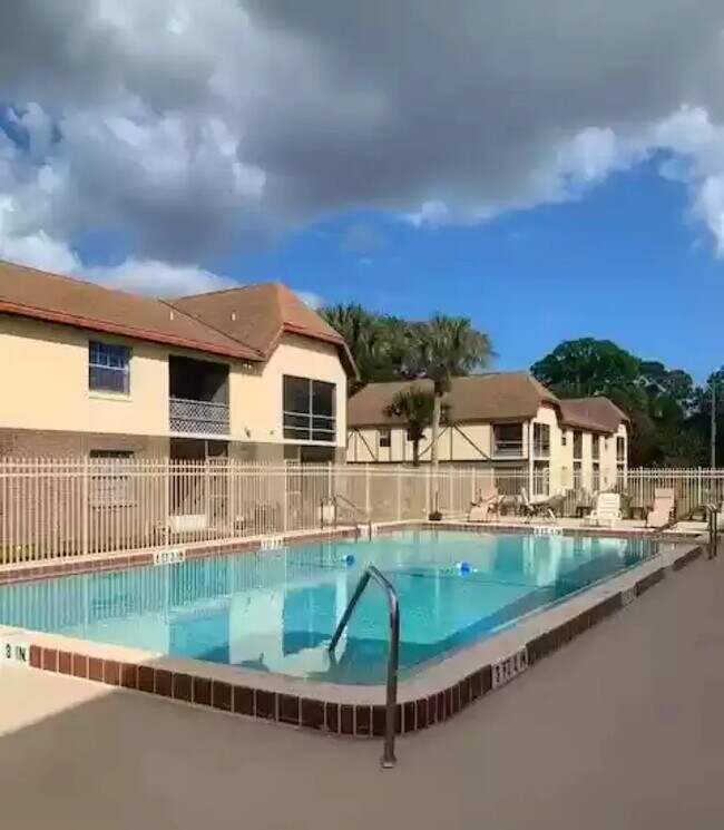 Beautiful swimming pool available daily - 3122 Sir Hamilton Cir