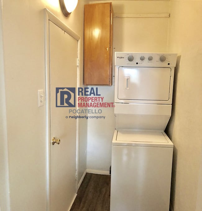 Building Photo - Beautiful Large 2 Bedroom 2 Bathroom Home ...
