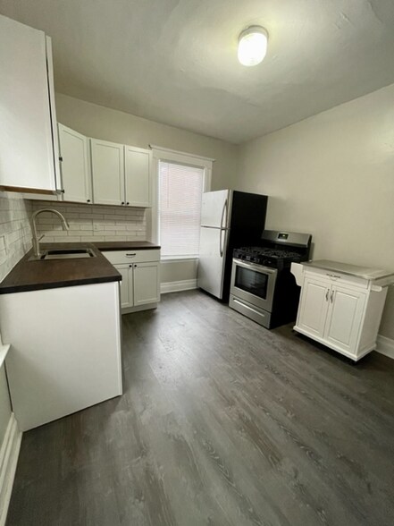 Building Photo - 370 Howell Ave