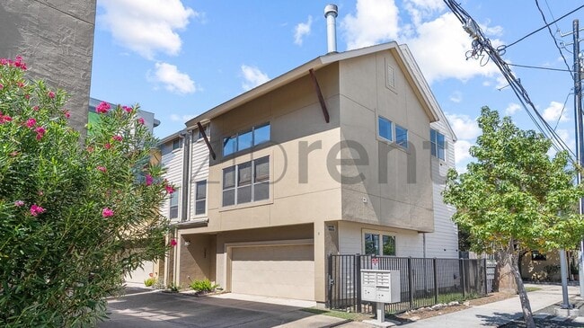 Building Photo - 3022 Caroline St