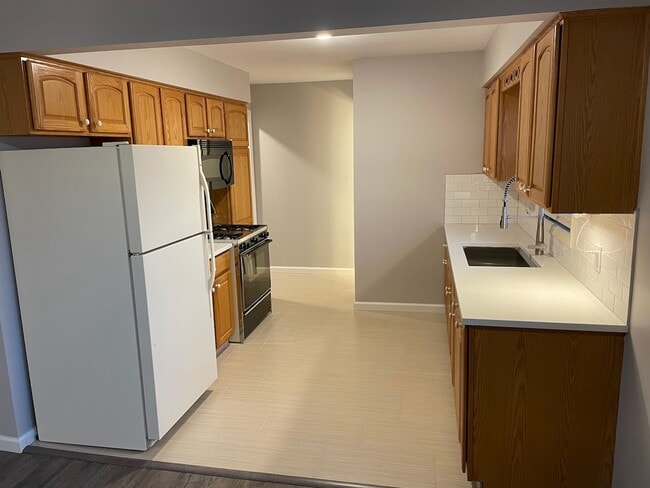 Building Photo - 3 Bed 1.5 Bath home **Available May***