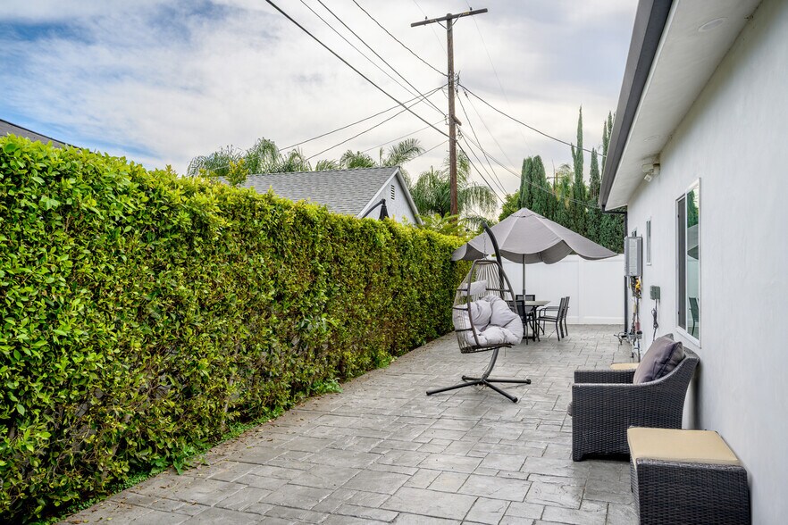 Building Photo - 13313 Wixom St