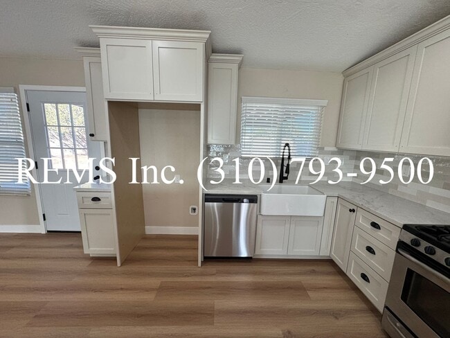 Building Photo - Remodeled Hersperia Front House with Laundry and Parking