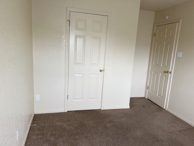 Building Photo - 4004 Riverrock Dr