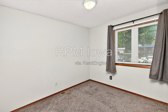 Building Photo - 1614 NW Applewood St
