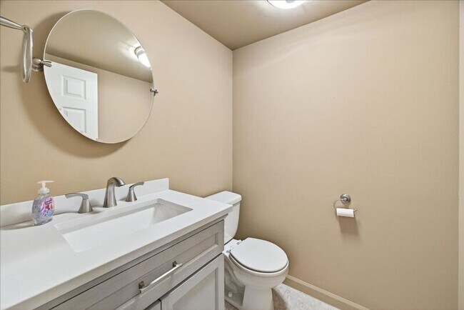 Building Photo - 1371 Le Parc Terrace