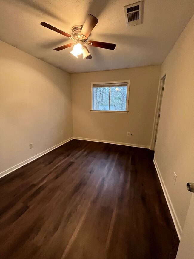 Building Photo - 35 Lance Dr