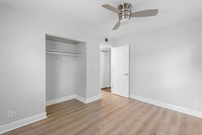 Building Photo - Home For Rent in St Petersburg!