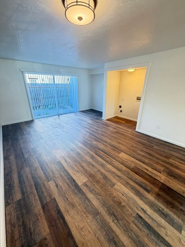 Building Photo - 2 Bedroom Town House!