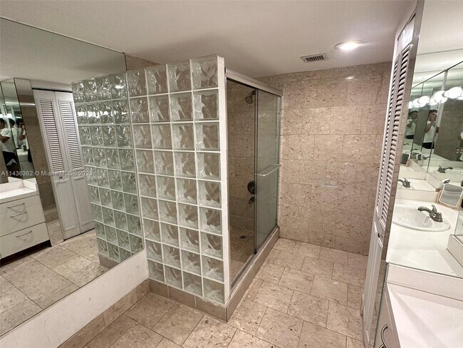 Building Photo - 1440 Brickell Bay Dr