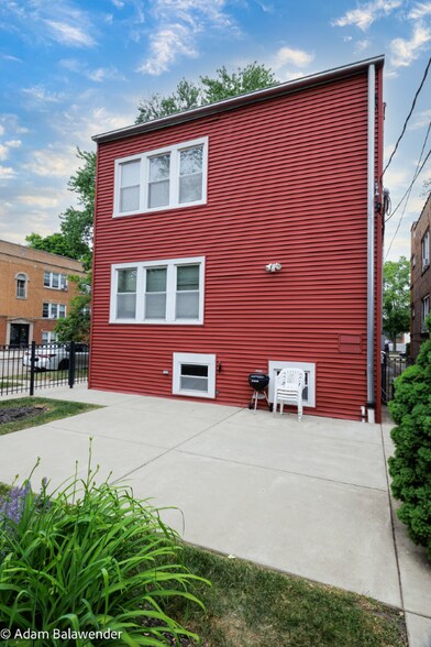 Building Photo - 6018 N Melvina Ave