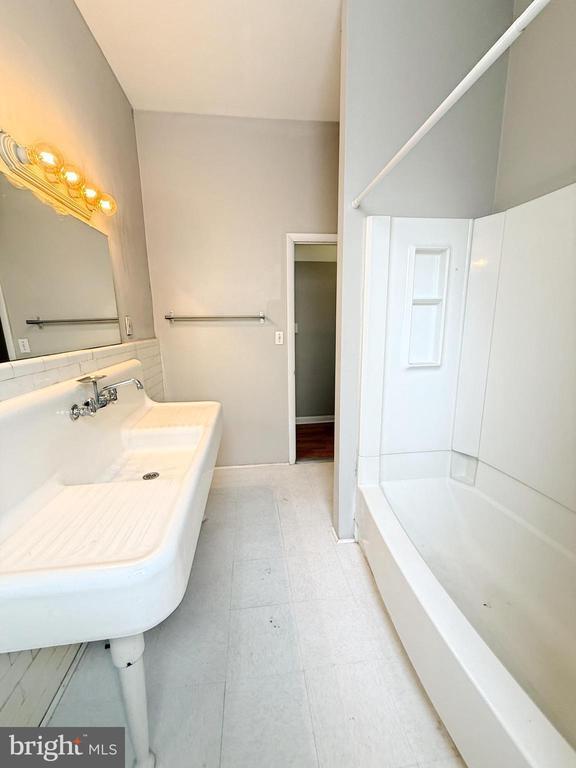 Building Photo - 1625 S 9th St