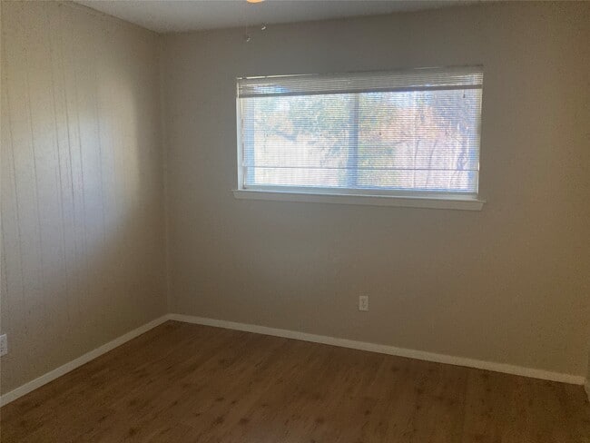 Building Photo - 9250 Rockhurst Dr