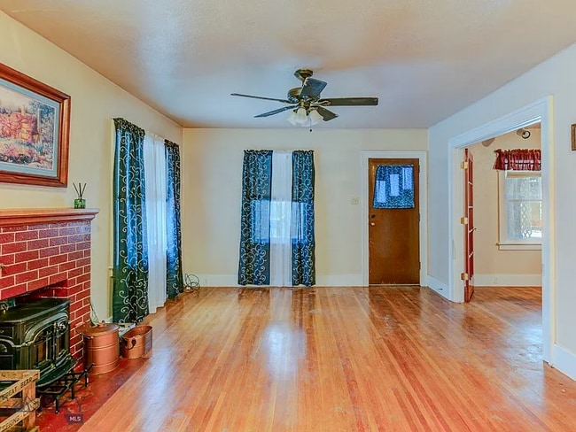 Building Photo - 810 W Lewis St