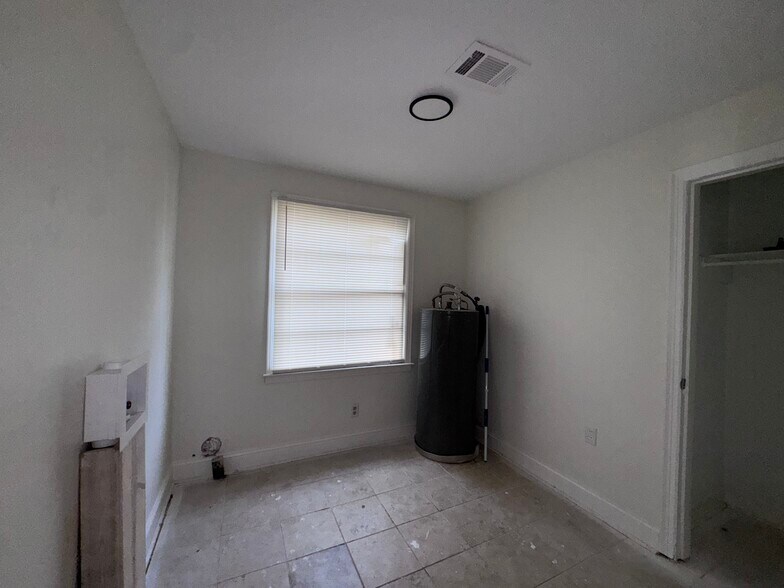 Building Photo - 2304 W 58th St