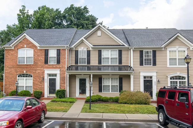 Building Photo - Gorgeous Townhome Near Short Pump!