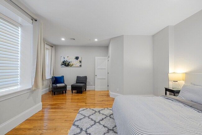 Building Photo - 1248 Beacon St