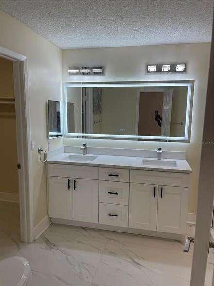 Building Photo - 10813 Venice Cir