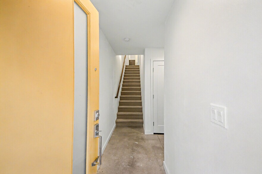 Building Photo - 2405 S Holgate St