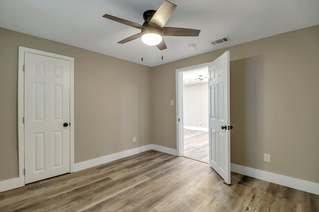 Building Photo - 3 BED | 2 BATH | REAR OFF-STREET PARKING |...