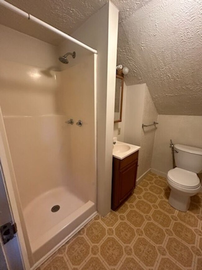 Building Photo - Upstairs Studio Apartment on Oneida Street -- SUBLET AVAILABLE 04/15/2026