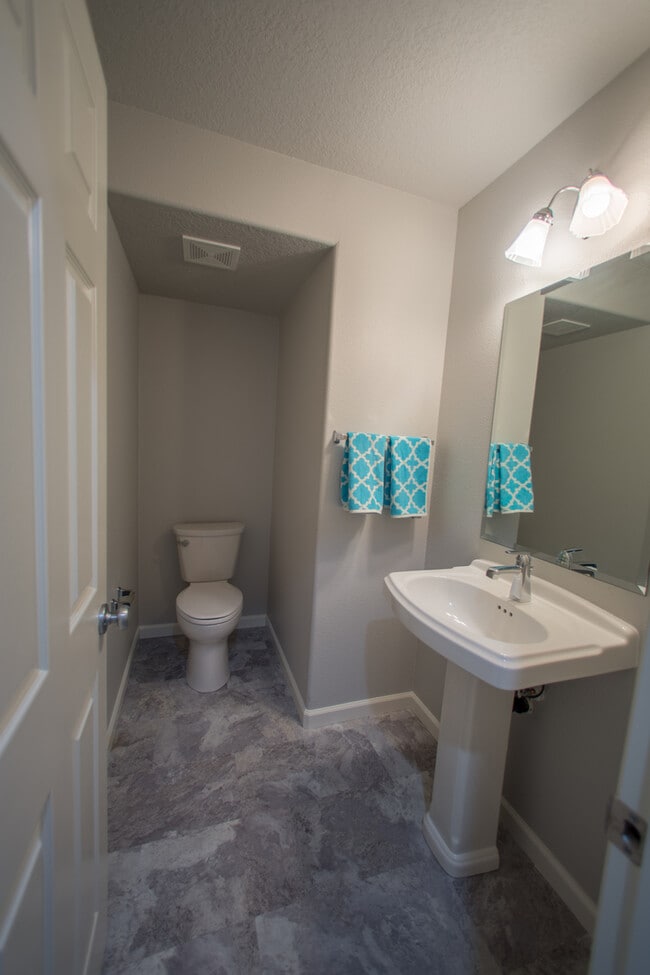 Building Photo - 16832 NW Oak Creek Dr