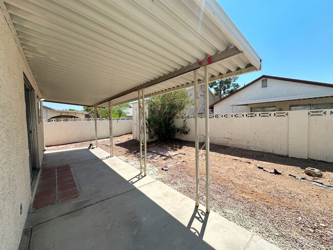 Building Photo - 2321 Valley Dr