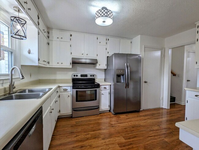 Building Photo - DUPLEX-Upstairs Unit | 3 Bedroom 2 Bathroo...