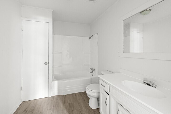 Building Photo - Beautiful Fully Renovated Midfield Home