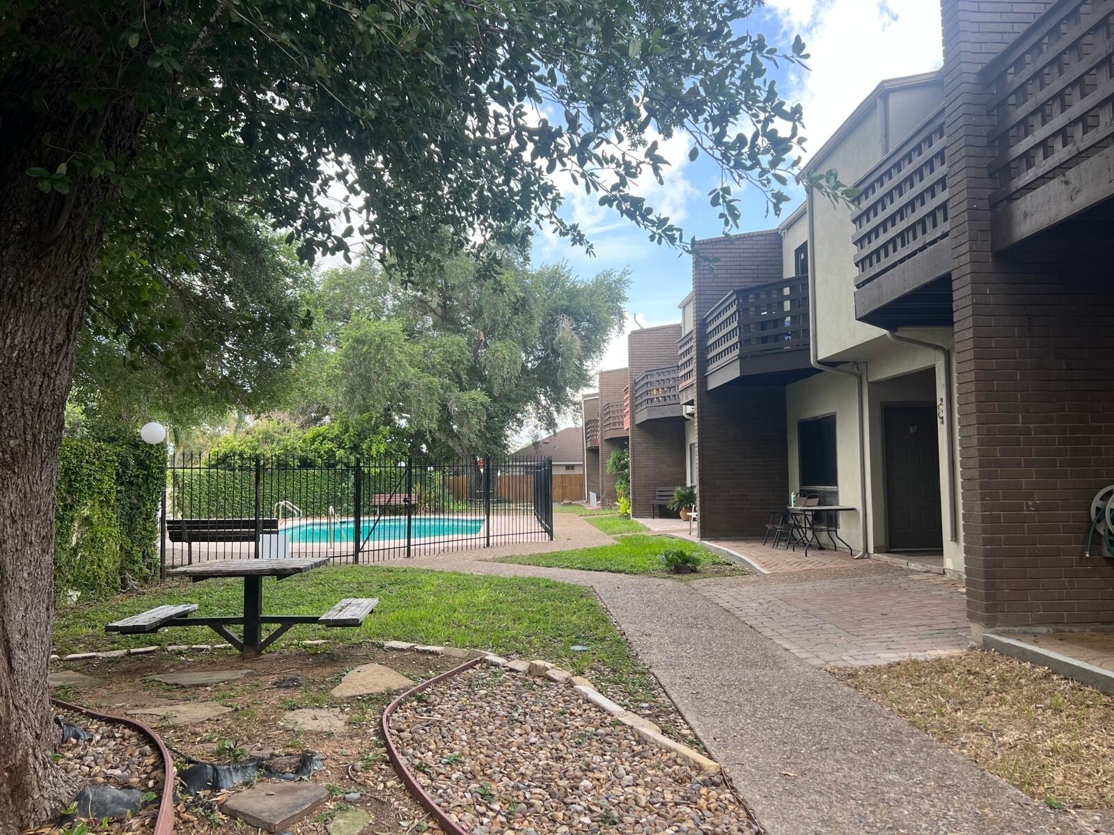 Building Photo - 1405 N 15th St