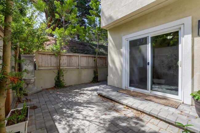Building Photo - 4 Bed / 3 Bath San Bruno home in highly de...