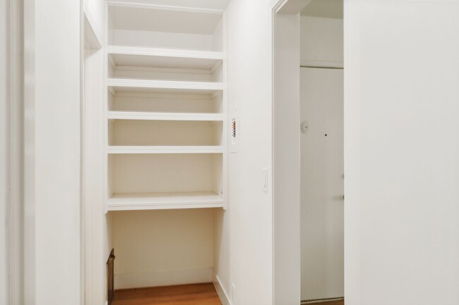 Building Photo - Charming 1 Bedroom Condo Just Blocks from the Beach!