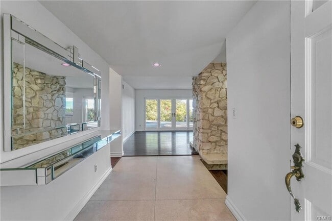 Building Photo - 16922 Oak View Dr