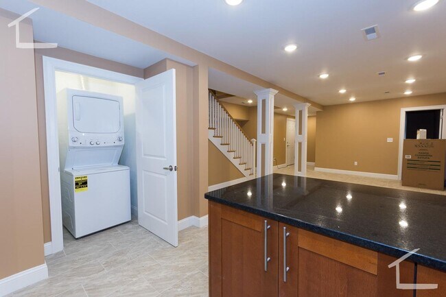 Building Photo - 9/1 Renovated two-level 5BR/2BA near Longw...