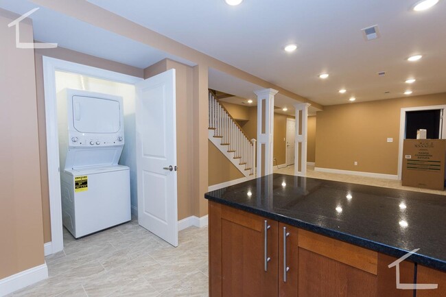 Building Photo - Huge, newly renovated 2 level 5 bed unit n...