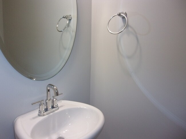 Building Photo - 2826 Capitol Dr