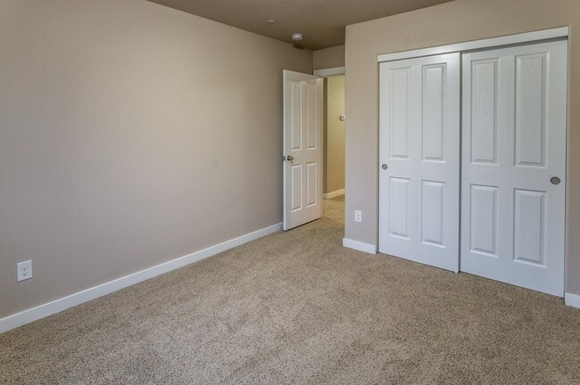 Building Photo - 5917 NE 71st Ct
