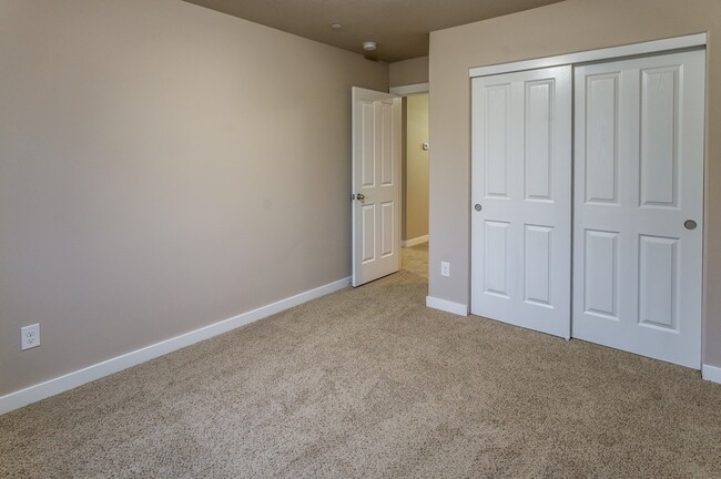 Building Photo - 5919 NE 71st Ct