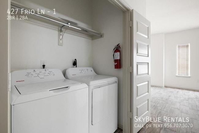 Building Photo - 427 Frio Ln