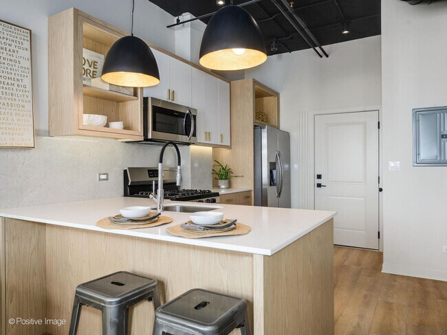 Building Photo - 2725 N Thatcher Ave