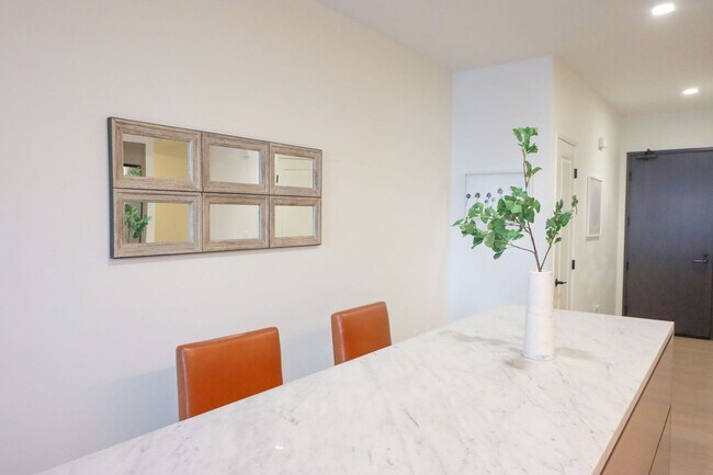 Building Photo - Luxurious Jewel high-rise condo unit; FULL...