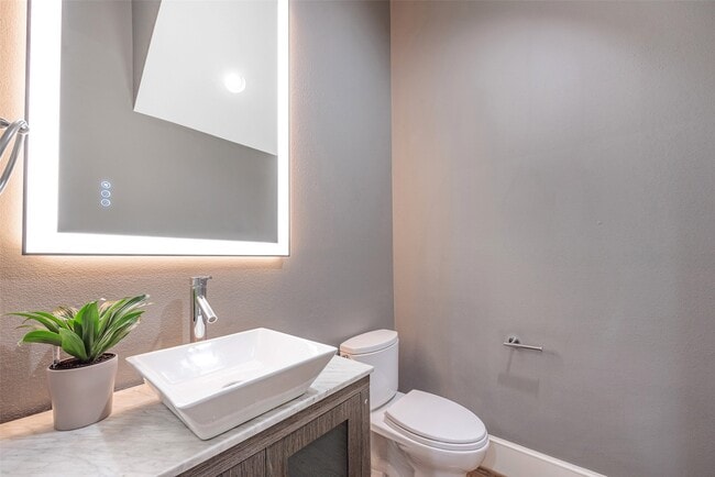 Building Photo - 212 W 6th St