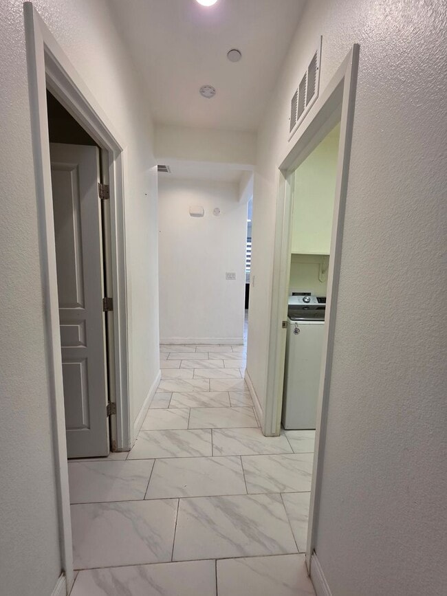 Building Photo - Solar , open floor plan, walk in shower, v...