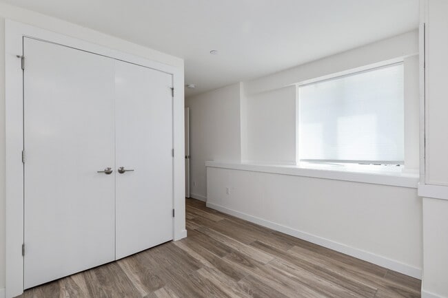Building Photo - Newly Renovated 1 Bedroom Apartment in Hea...