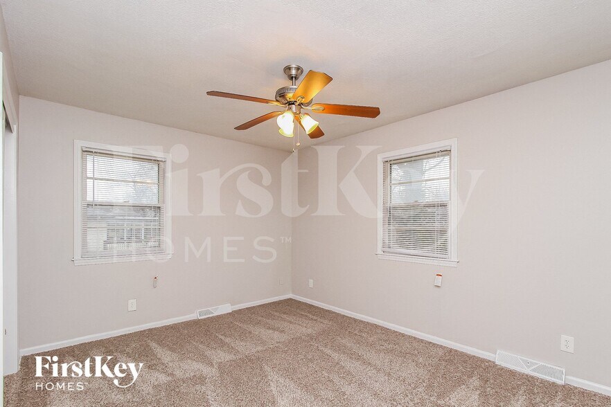 Building Photo - 9214 Farley Ave