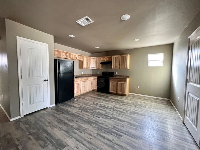 Building Photo - Charming 3 Bedroom Home